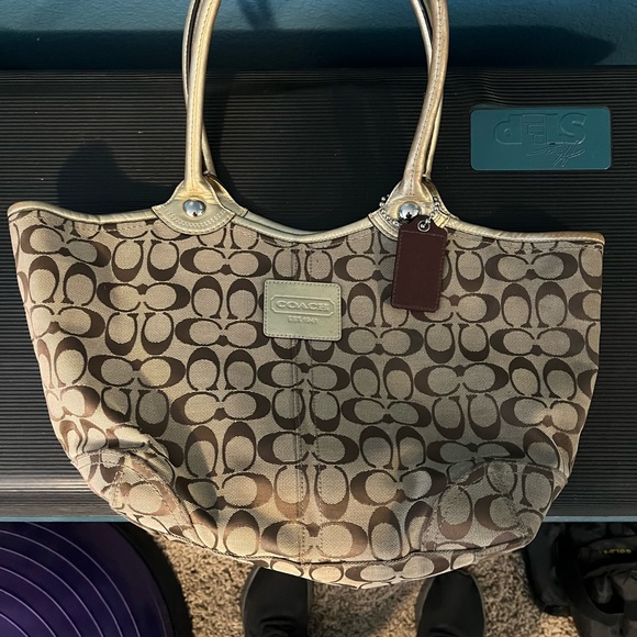 Coach purse no tears or rips or stains - Picture 3 of 3